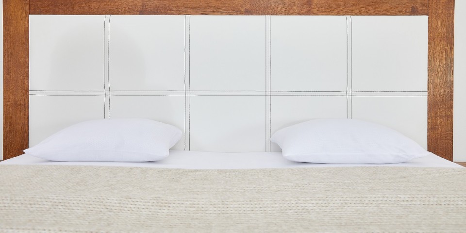 Postel z masivu s úložným prostorem MODENA detail hlavového čela (2)