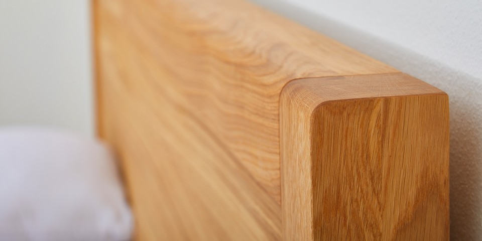 Postel z masivu STONE detail hlavového čela (1)