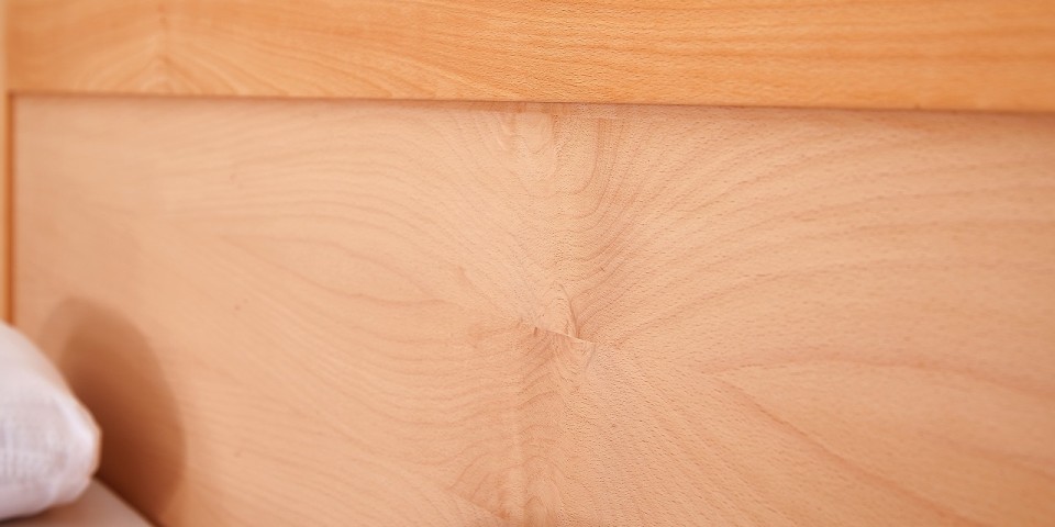 Postel z masivu CAPRI detail hlavového čela (2)