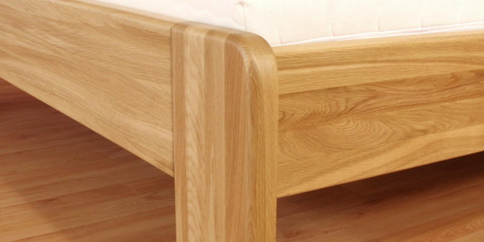Postel z masivu SISI detail nožního čela
