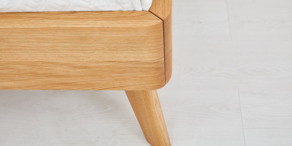 Postel z masivu CORTINA detail nožního čela