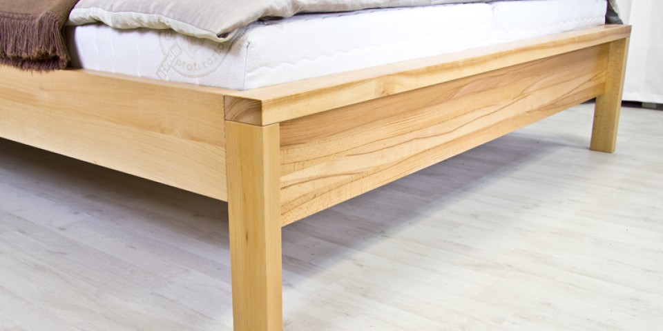Postel z masivu MARINA včetně nočních stolků detail nožního čela