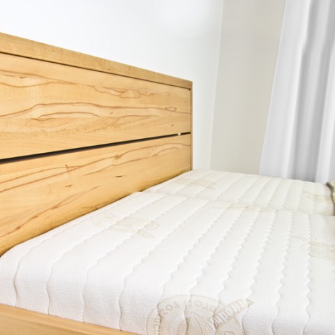 Postel z masivu MARINA včetně nočních stolků detail hlavového čela