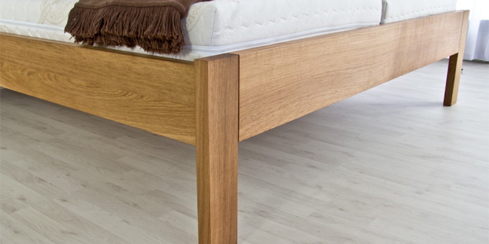 Postel z masivu CAIRO detail nožního čela