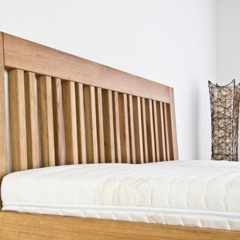 Postel z masivu CAIRO detail hlavového čela