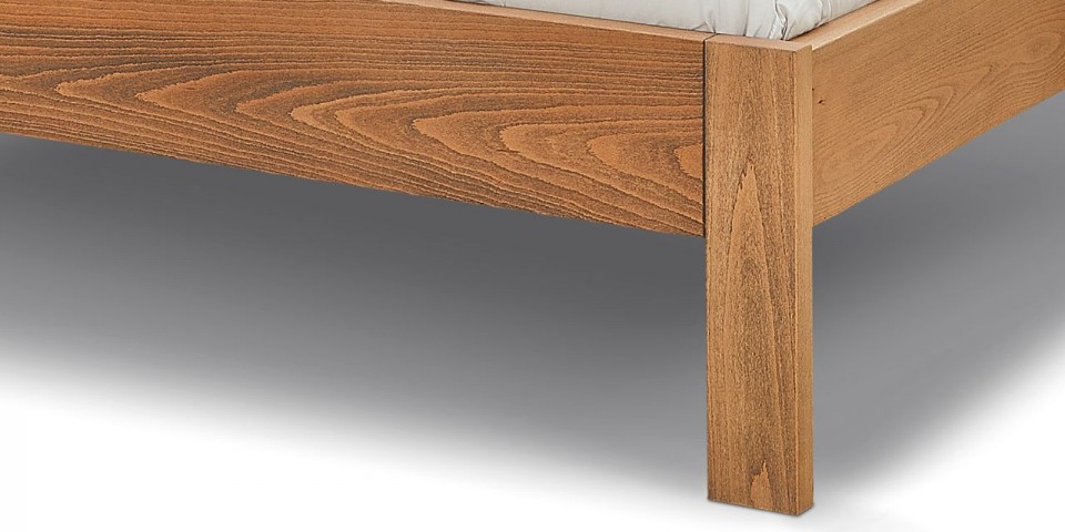 Postel z masivu ANY detail nohy